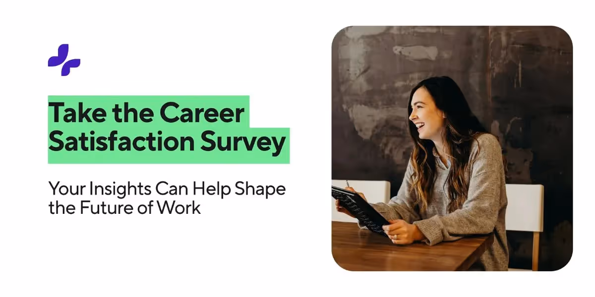 Frau lächelt und hält ein Klemmbrett, sitzt an einem Holztisch vor dunkler Wand und lädt zur Teilnahme an einer Zufriedenheitsumfrage ein.