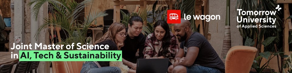Gruppe von Studierenden versammelt sich um Laptop in tropischem Innenraum. Ein darüber liegender Text "Joint Master of Science in AI, Tech & Sustainability und die Logos der Tomorrow University und Le Wagon.
