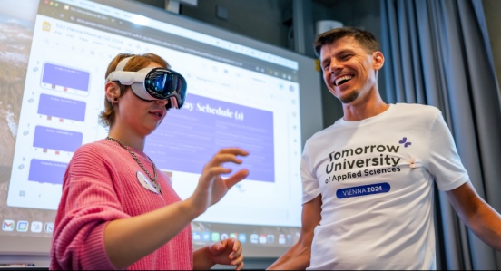 Studierende tragen VR-Headset während interaktiver Session an der Tomorrow University.