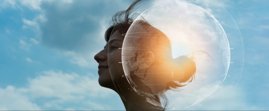 Profil einer Frau, überlagert mit einer leuchtenden digitalen Erde vor einem wolkigen Himmel.