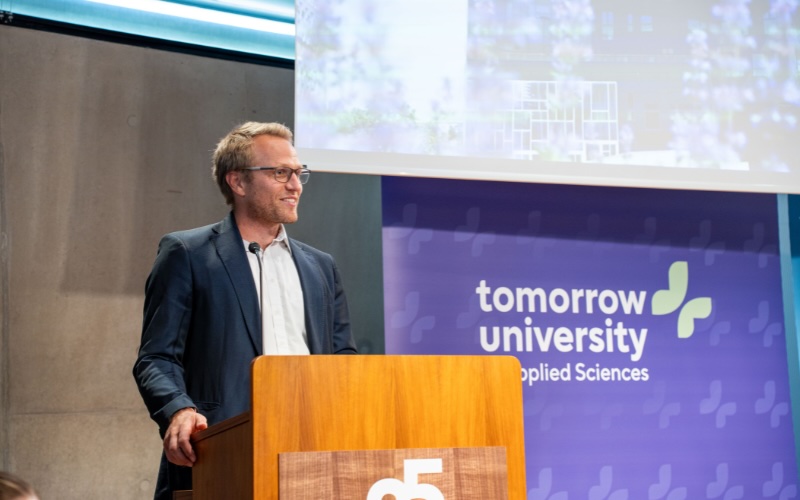 Dr. Thomas Funke, Mitbegründer & CEO der Tomorrow University of Applied Sciences am Rednerpult.