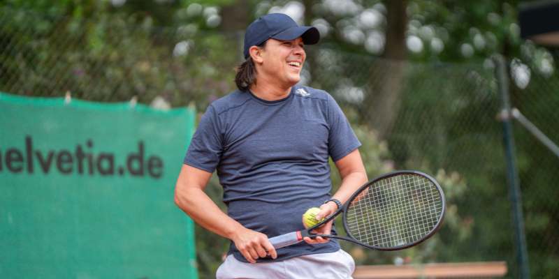 Bild von Henrique auf einem Tennisplatz