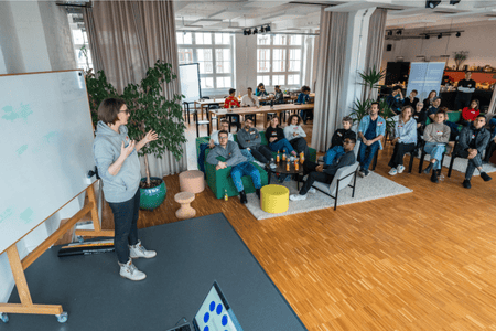 Eine weibliche Lernende der Tomorrow University, die einen Workshop vor anderen Lernenden hält.