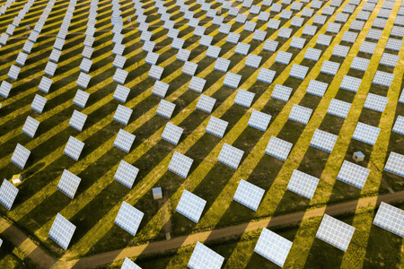 Ein grünes Feld mit Hunderten von Solarpanels. Eine Solarfarmen.