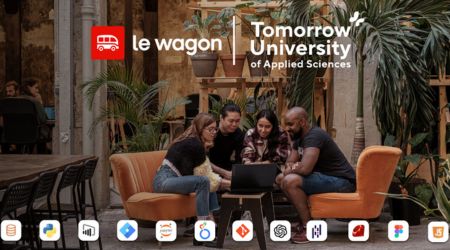 Eine vielfältige Gruppe von fünf Personen, die in einem gemütlichen Café um einen Laptop sitzen, zusammenarbeiten und lächeln, mit Logos von Le Wagon und Tomorrow University darüber.