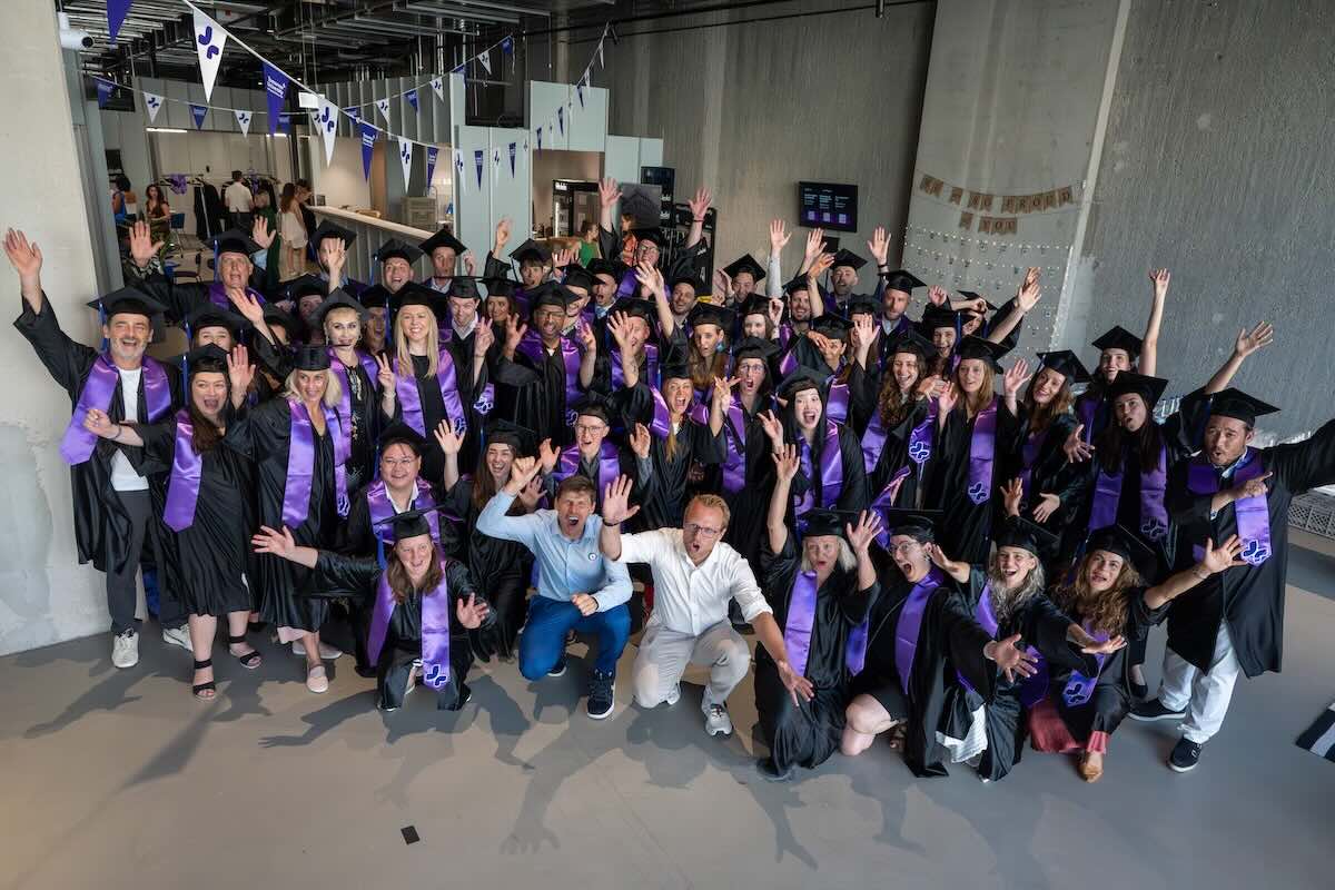 Tomorrow University Diplomvergabe Gruppenfoto in Berlin 2026