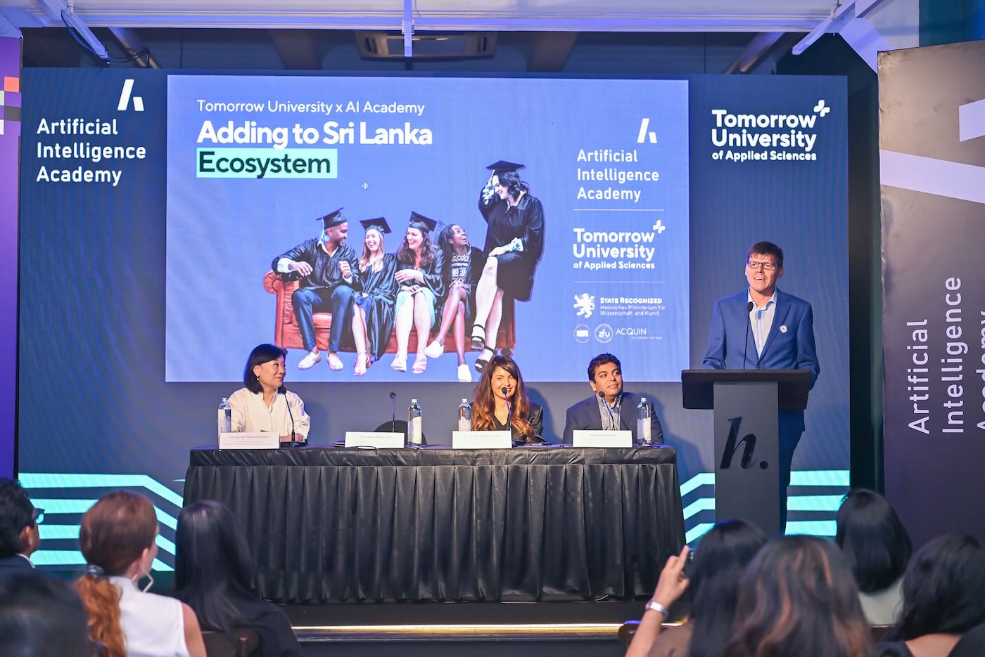 Christian Rebernik spricht am Podium der Pressekonferenz mit AI Academy in Sri Lanka