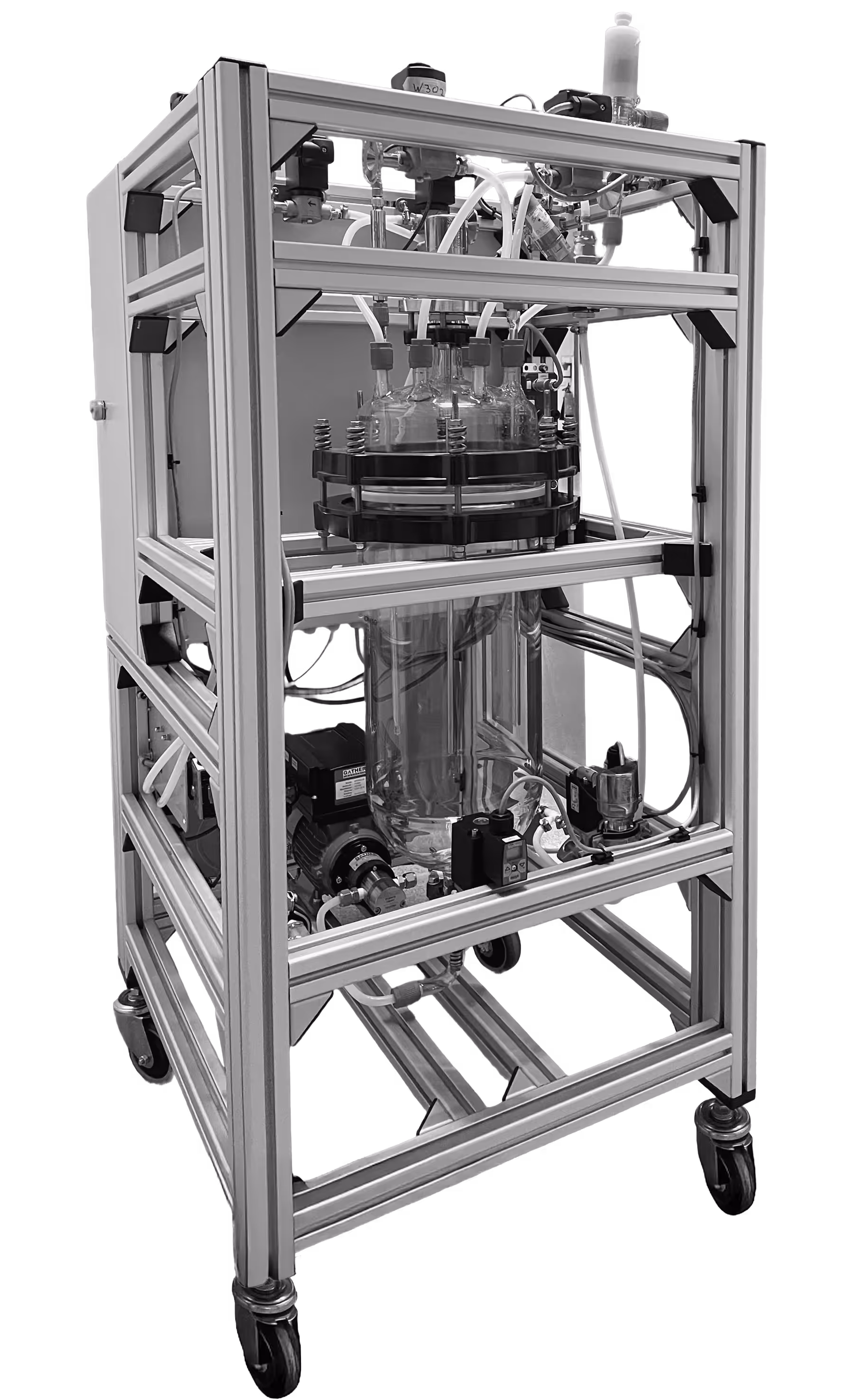 Mobiles Laborgerät mit Aluminiumrahmen, großen Glasbehältern und angeschlossenen Schläuchen und Ventilen auf Rollen.