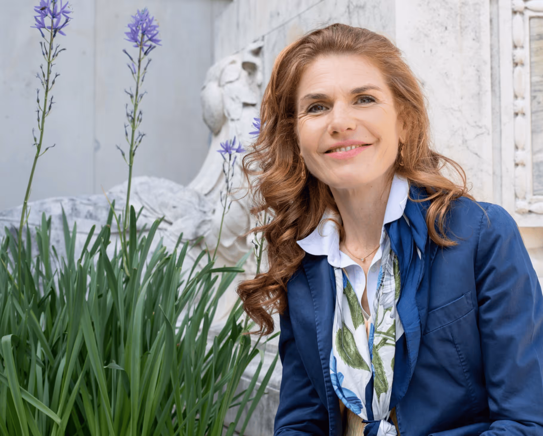 Karin Sendele lehnt gegen Stein
