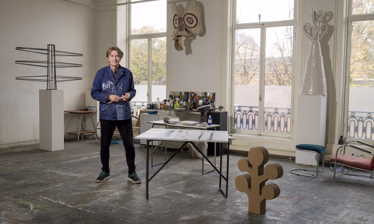 Mann im Atelier