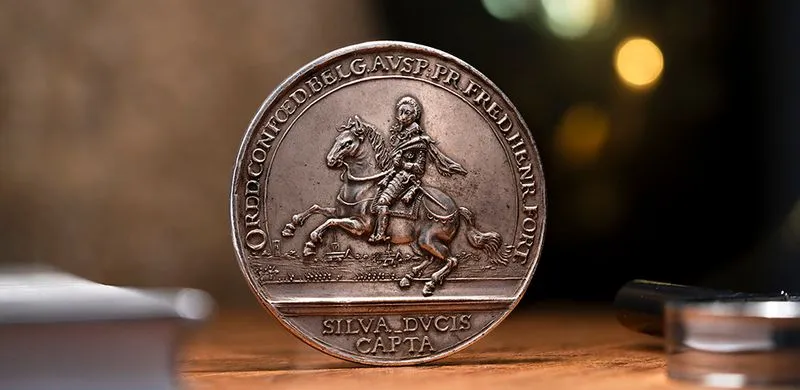 Historisk silvermedalj med ryttare