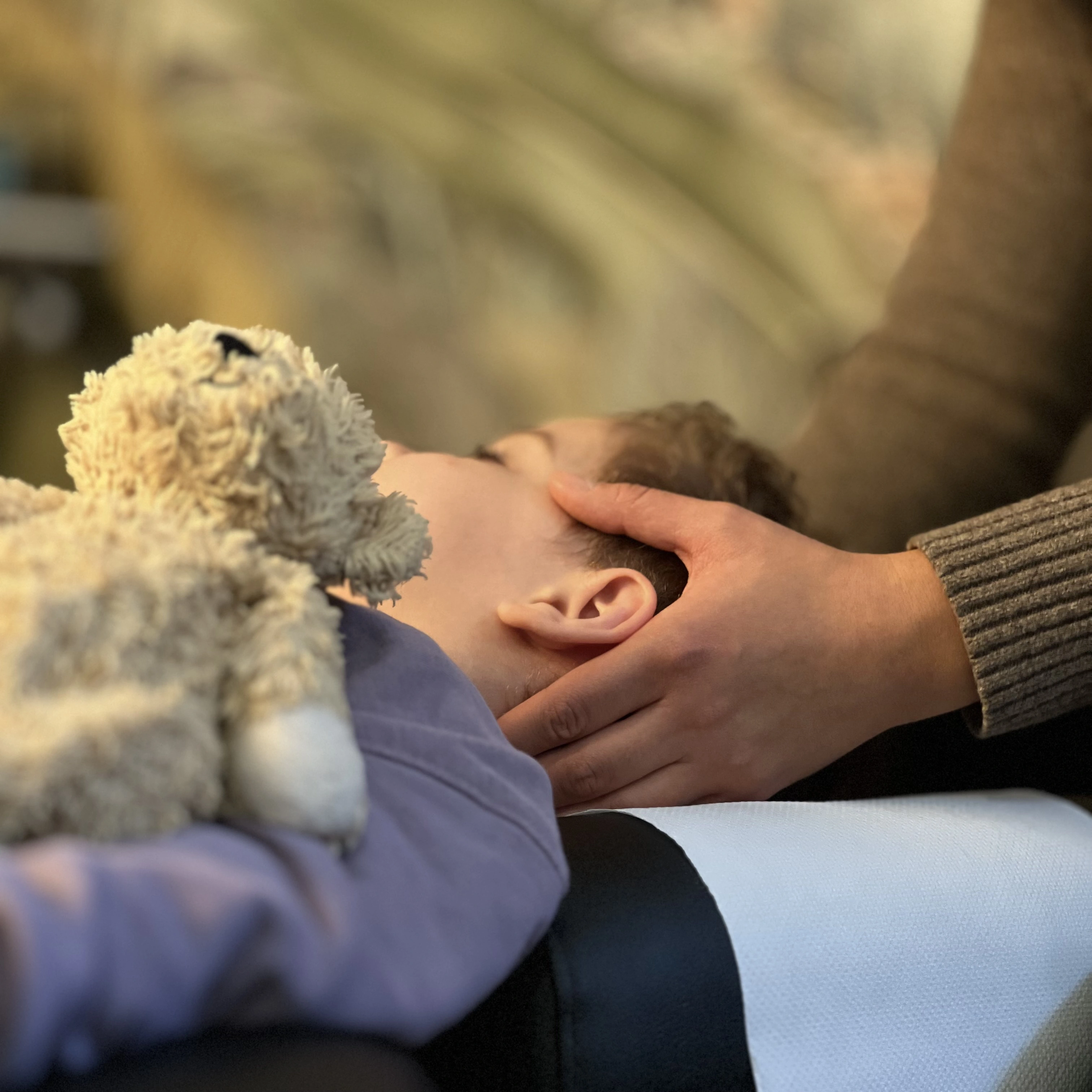 Une chiropracteur prend en charge un enfant