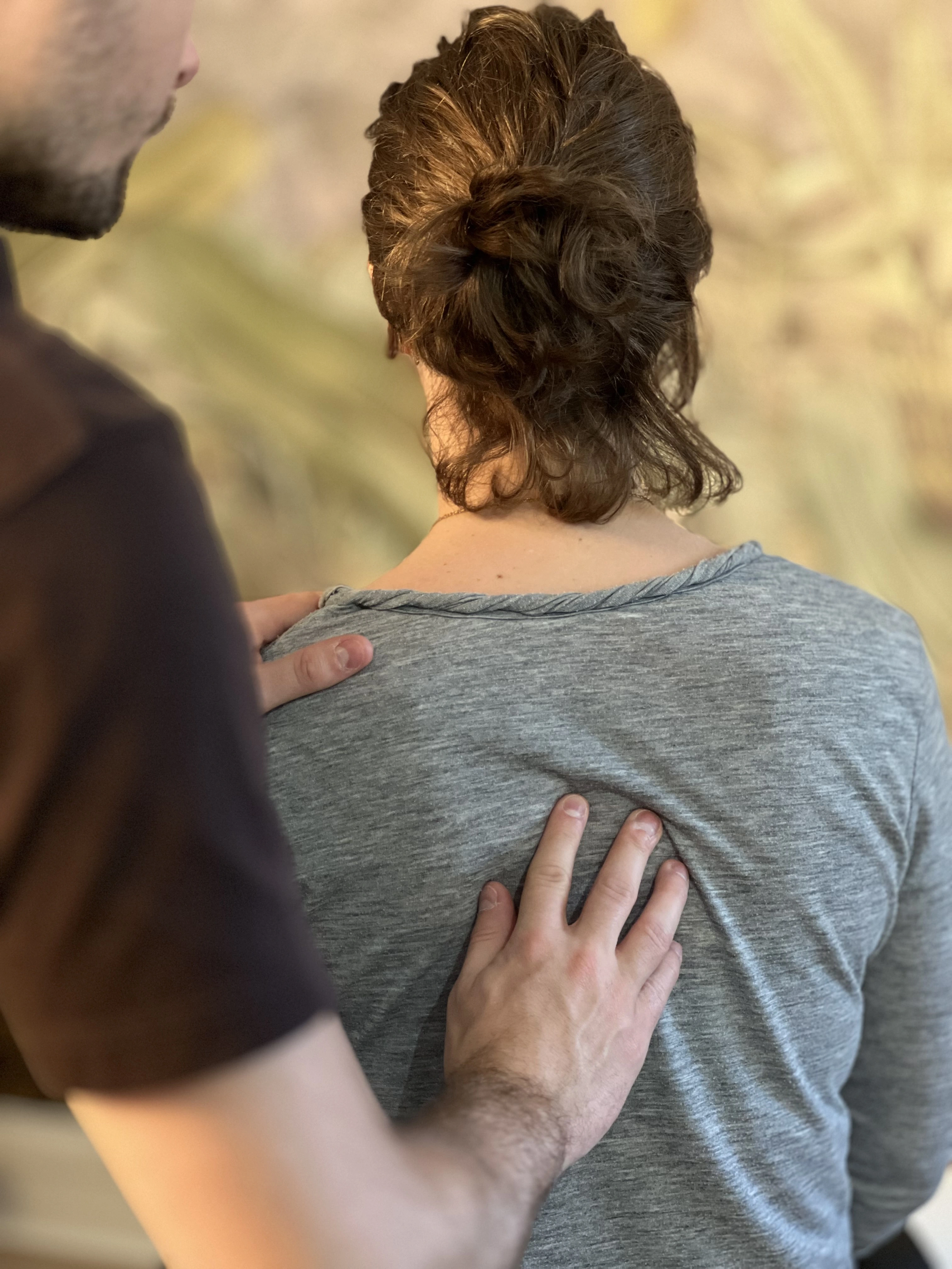 un chiropracteur analyse son patient avant de l'aider à soulager ses douleurs