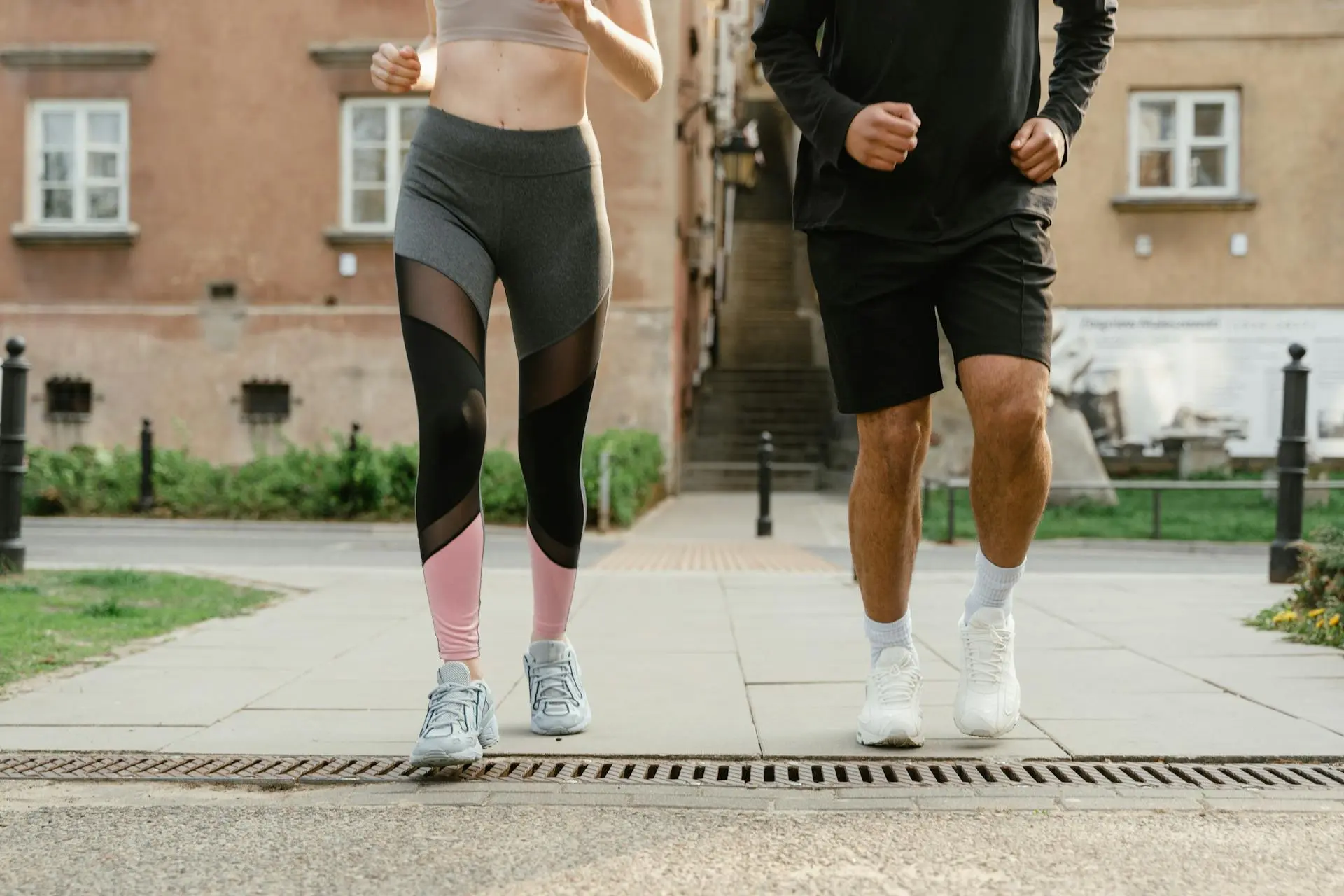 Couple de sportifs pratiquants le running