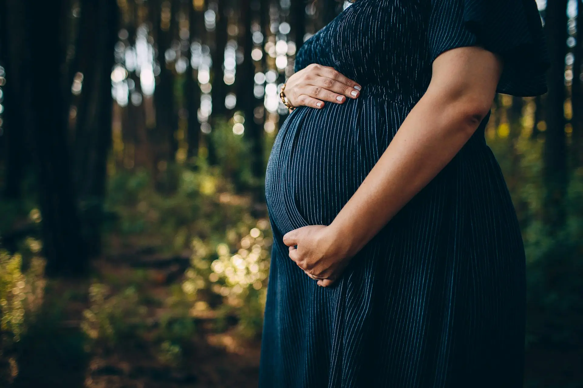 femme enceinte se tenant le ventre pour se préparer à l'accouchement