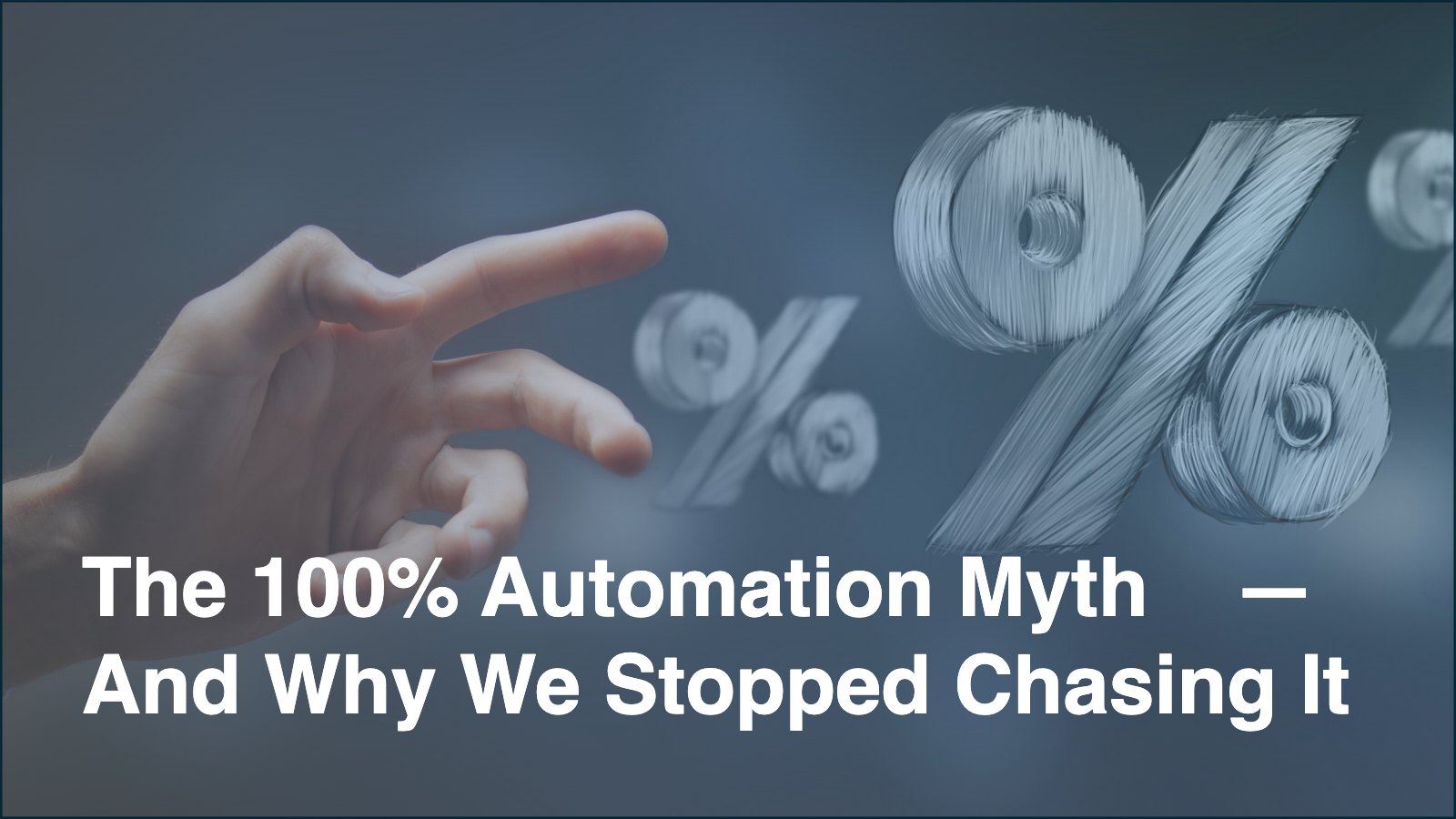Eine Hand greift nach schwebenden Prozentzeichen, mit dem Titel „Der Mythos der 100 % Automatisierung“