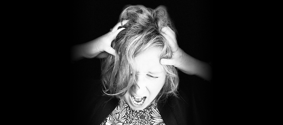 femme au bord de la crise de nerfs, en surcharge mentale