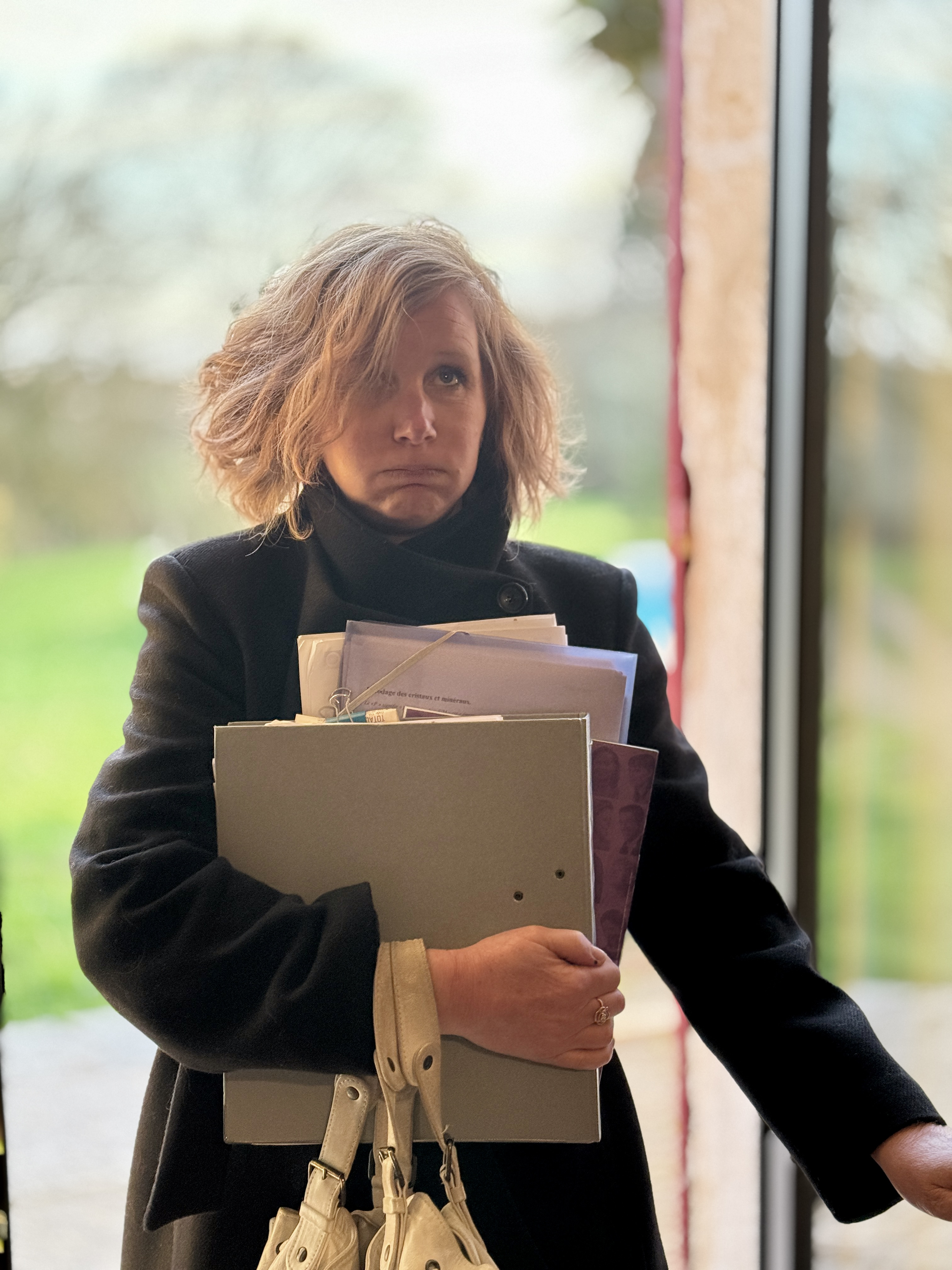 femme rentrant du travail surchargée de dossiers