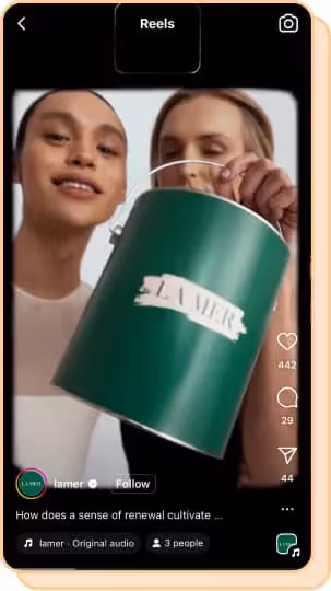 models holding la mer paint can