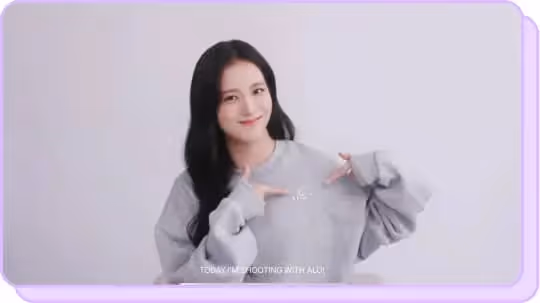 jisoo pointing to alo logo on gray sweatshirt