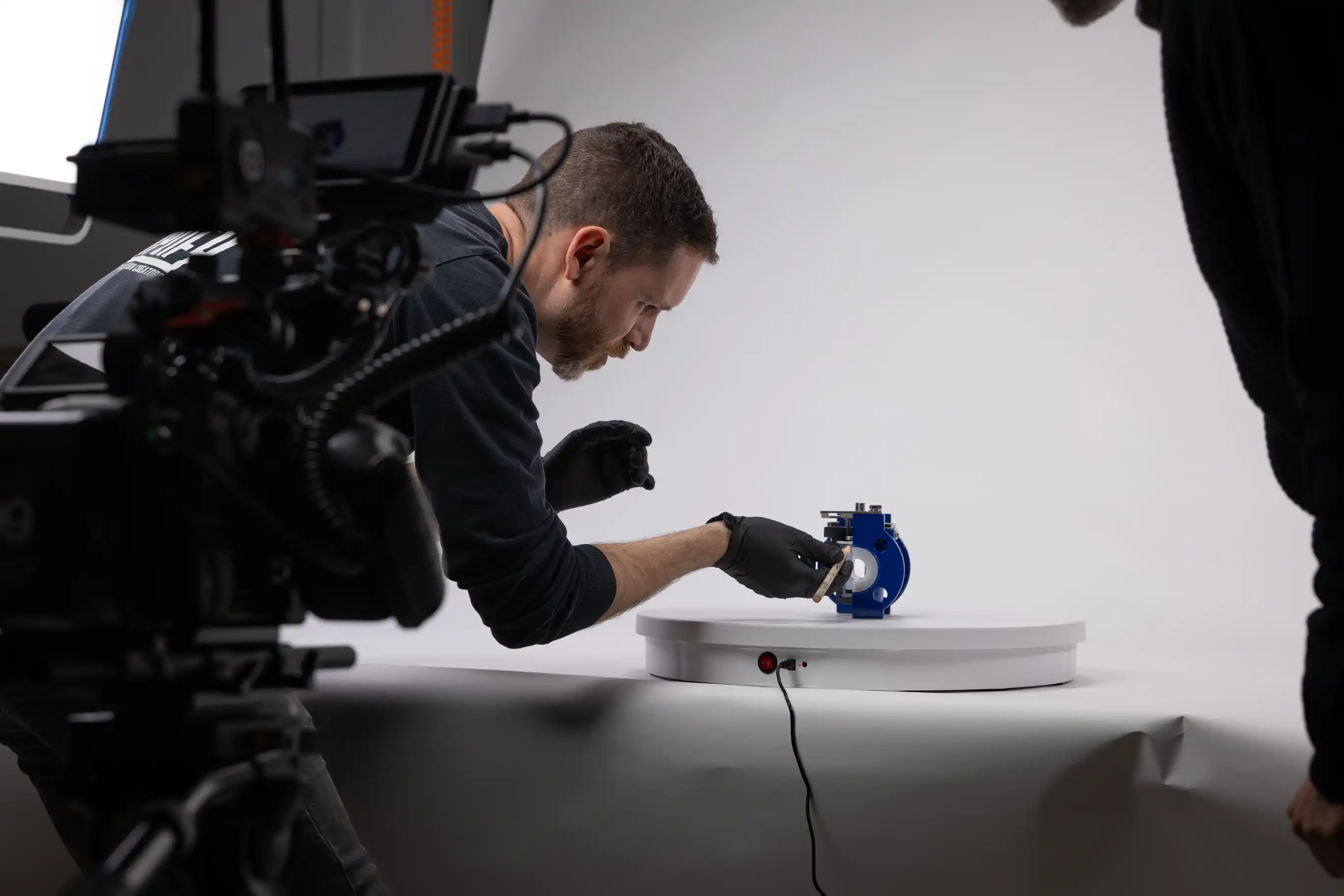 HELPY Media x FluoroSeal : « Making the invisible spectacular »