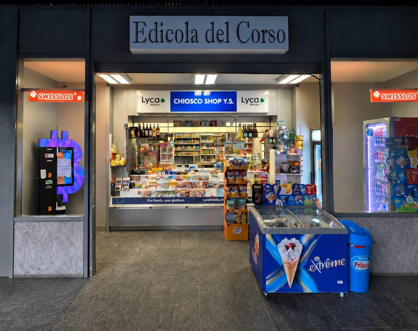 Wejście do sklepu w Szwajcarii z widocznym wewnątrz Bitcoin ATM