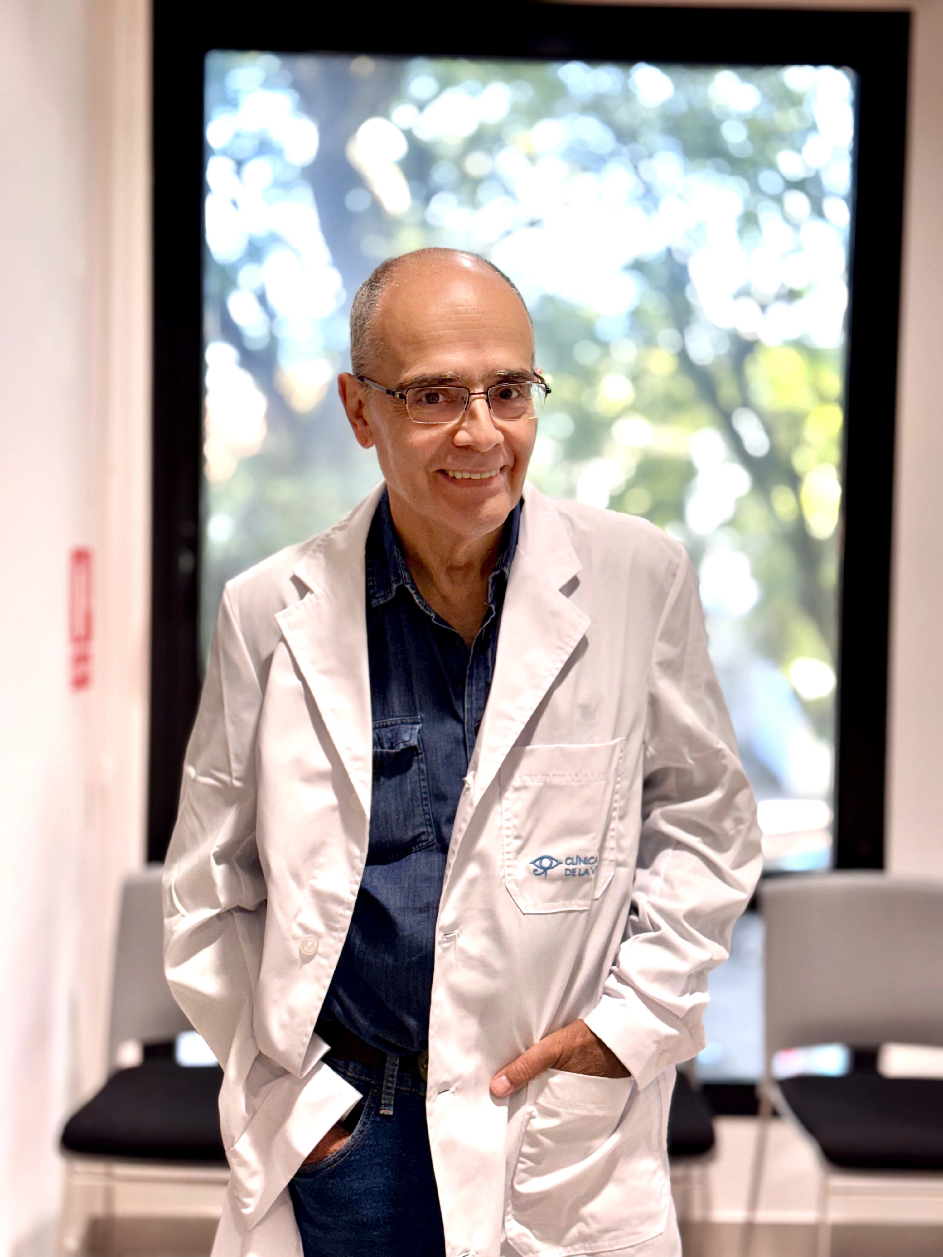 Dr. Fernando de Santiago, fundador de Clínica de la Visión y referente en oftalmología en Uruguay
