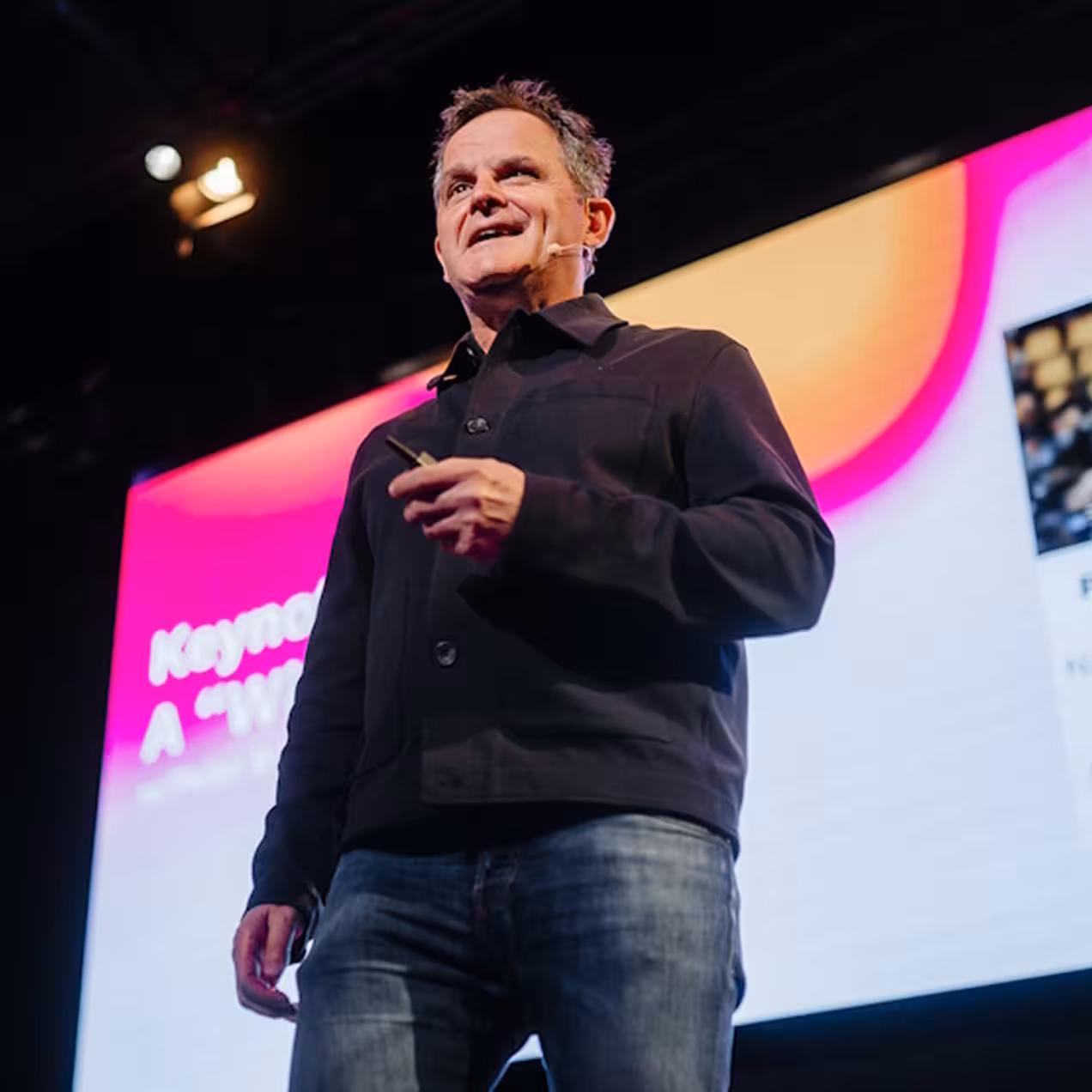 Image of Peter Bredsdorff on the stage