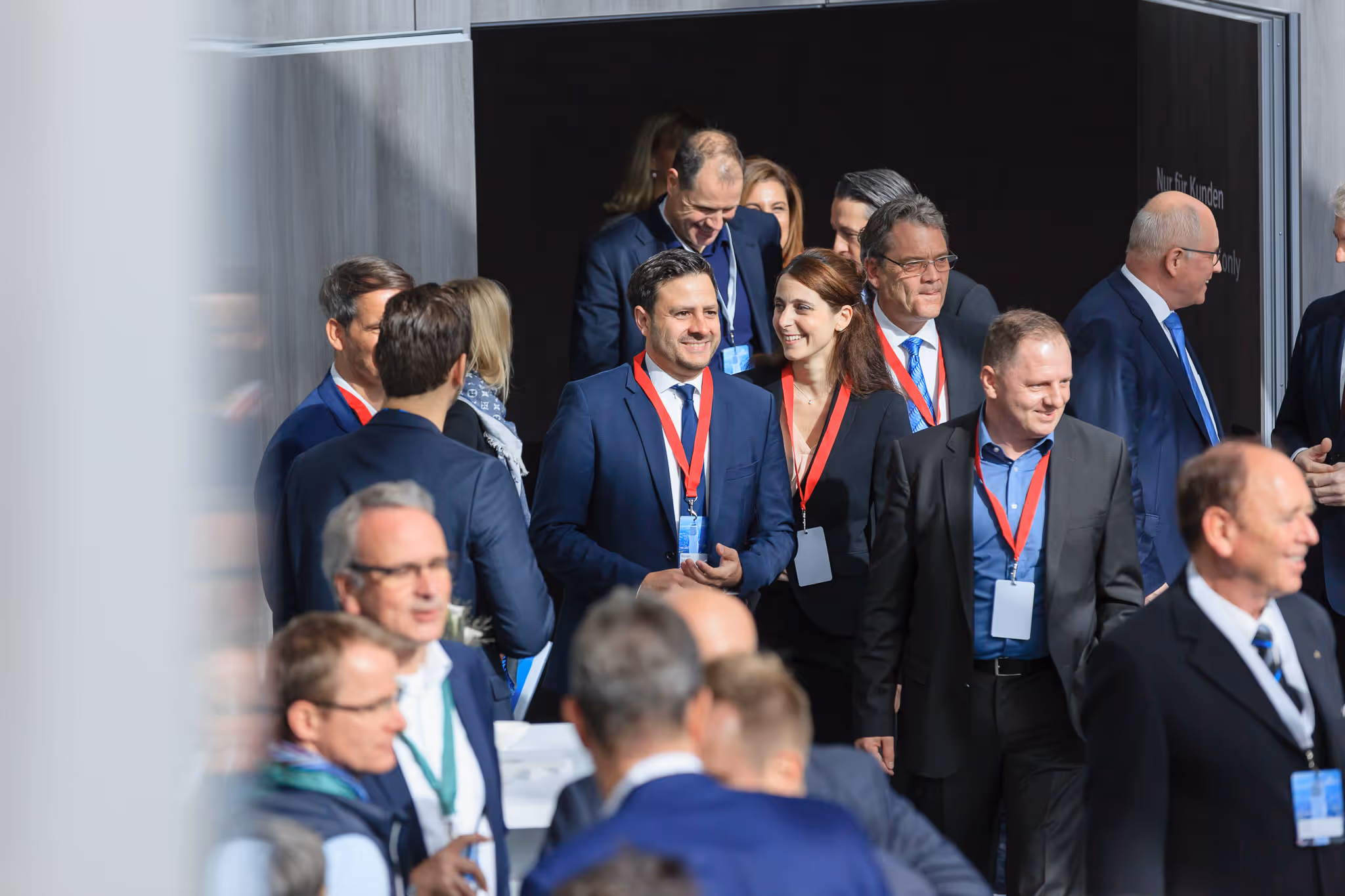 Fotograf & Videograf Rottweil dokumentiert authentische Gesprächsszene auf einer Industriemesse mit Mitarbeitern und moderner Maschinensteuerung