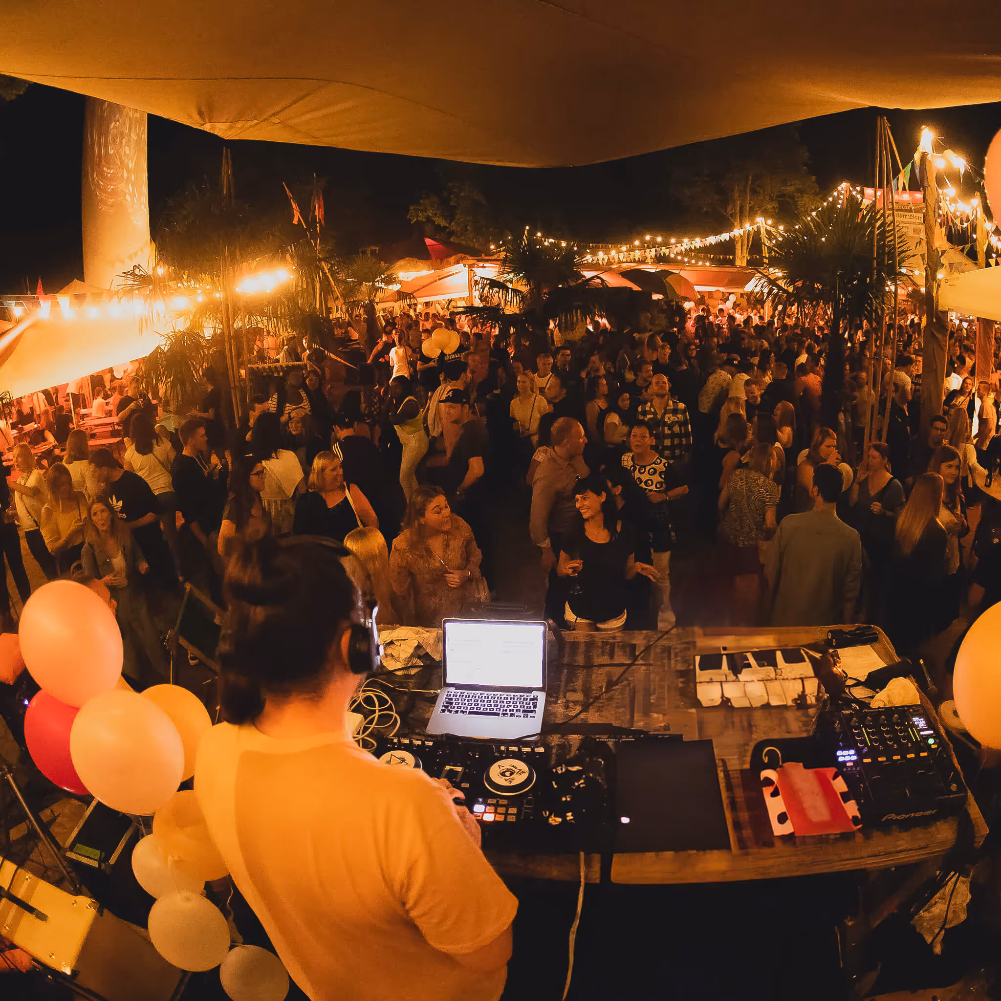 DJ live beim Sommer-Event in Rottweil – stimmungsvolle Open-Air-Party mit Tanzfläche, Lichterketten und feierndem Publikum unter freiem Himmel