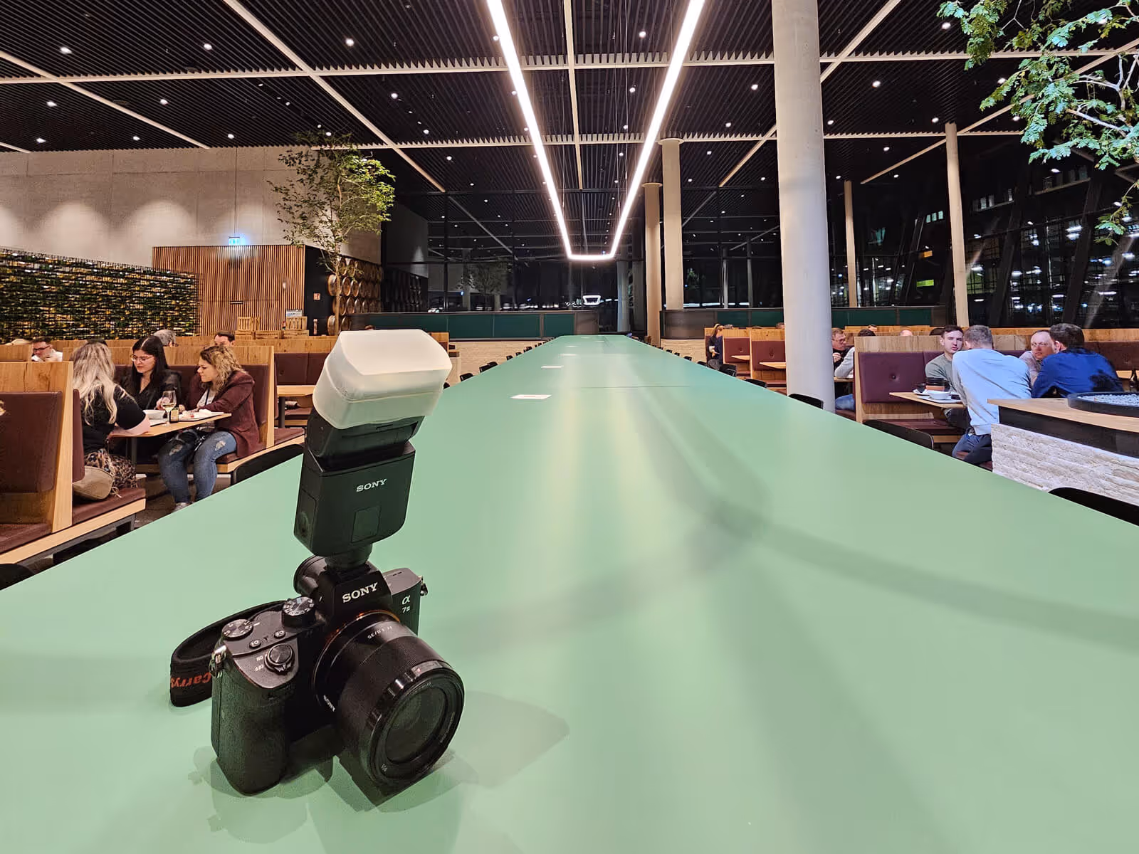 Event-Setup: Kamera mit Aufsteckblitz im Restaurant, Gäste im Hintergrund – Eventfotograf Rottweil