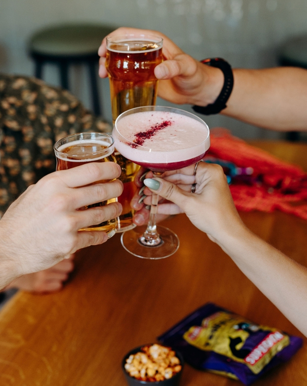 Refined cocktails at the PLANB hotel in Chamonix, ideal for a relaxed evening in the Alps.