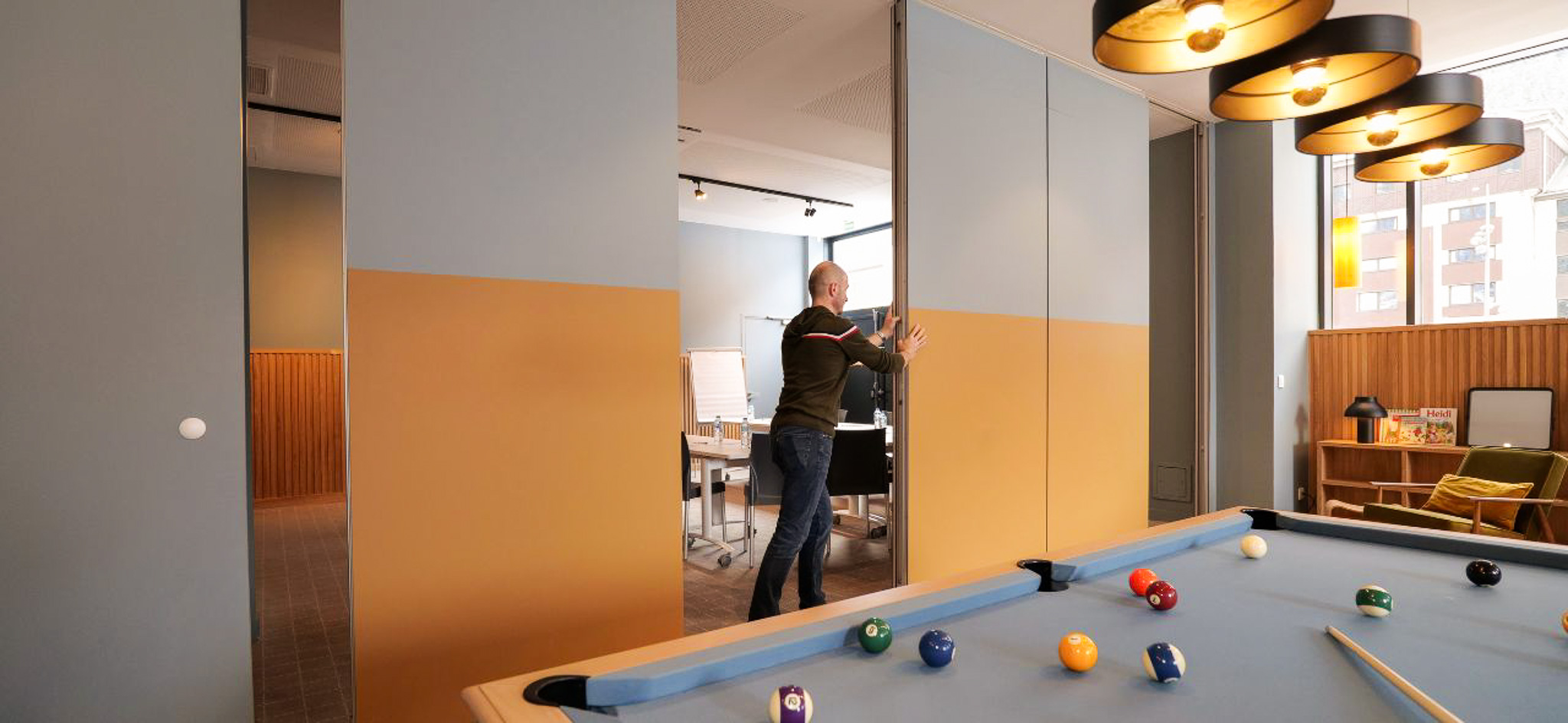 Espace de travail dans le salon de l’hôtel PLANB à Chamonix, idéal pour des séminaires ou des sessions de team building à la montagne