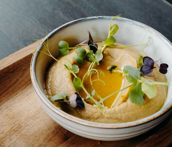 Repas au restaurant de l’hôtel PLANB à Chamonix, parfait pour découvrir la cuisine locale après des activités en montagne
