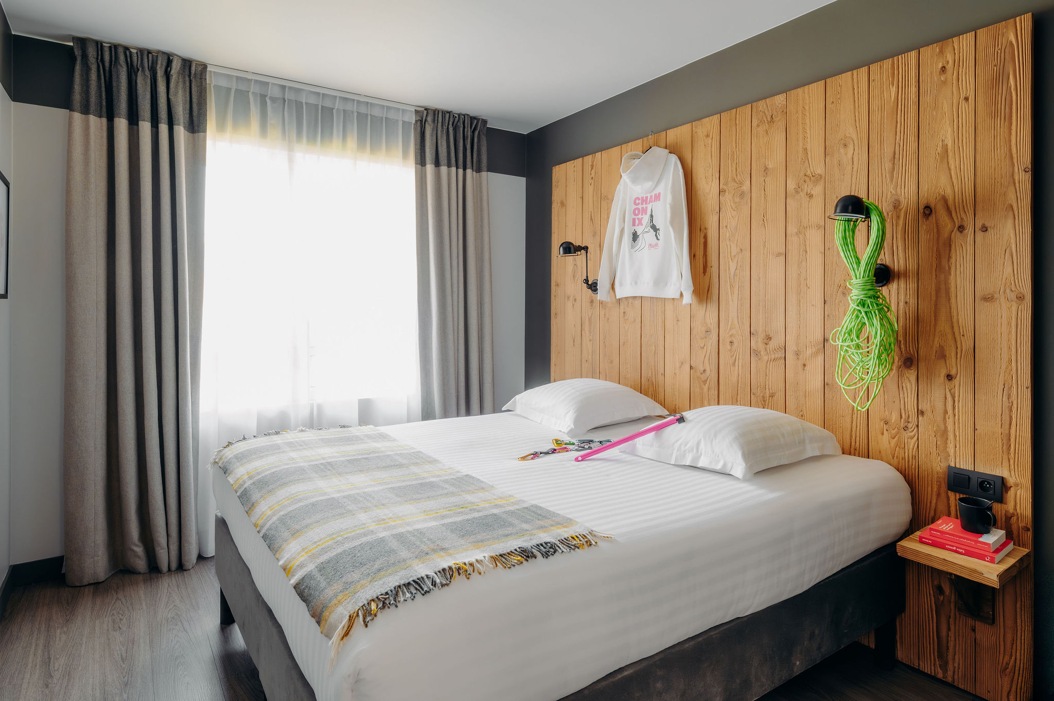 Une chambre chaleureuse et élégante, parfaite pour se reposer après une journée en montagne.