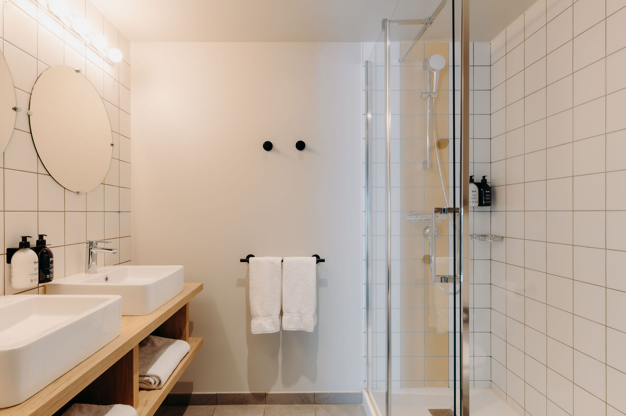 Une salle de bain équipée avec des produits d’accueil pour un séjour tout en confort.