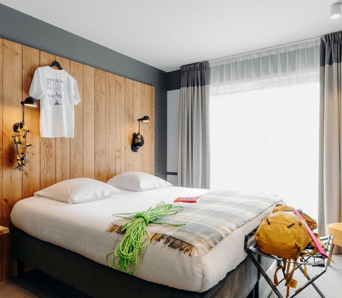 Double room at the PLANB Chamonix hotel, offering comfort and tranquility.