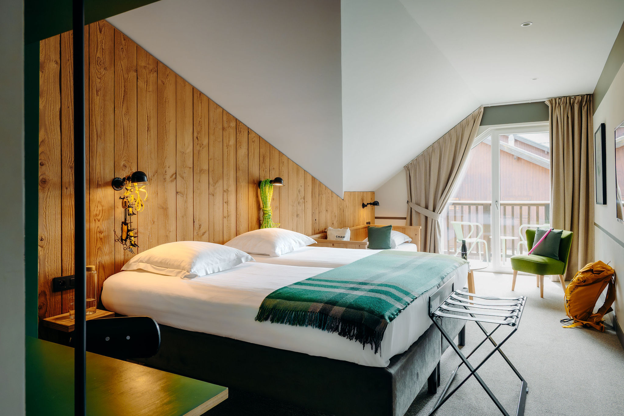 A cosy relaxation area with armchairs and touches of greenery for a moment of calm and relaxation.