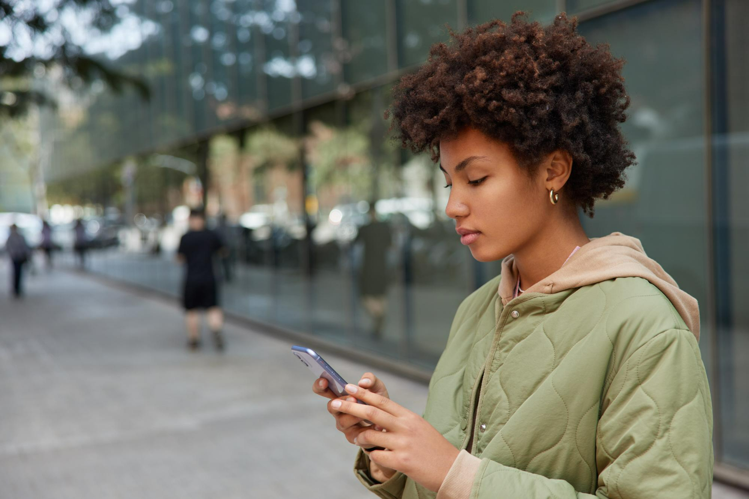 person using addiction recovery alumni app
