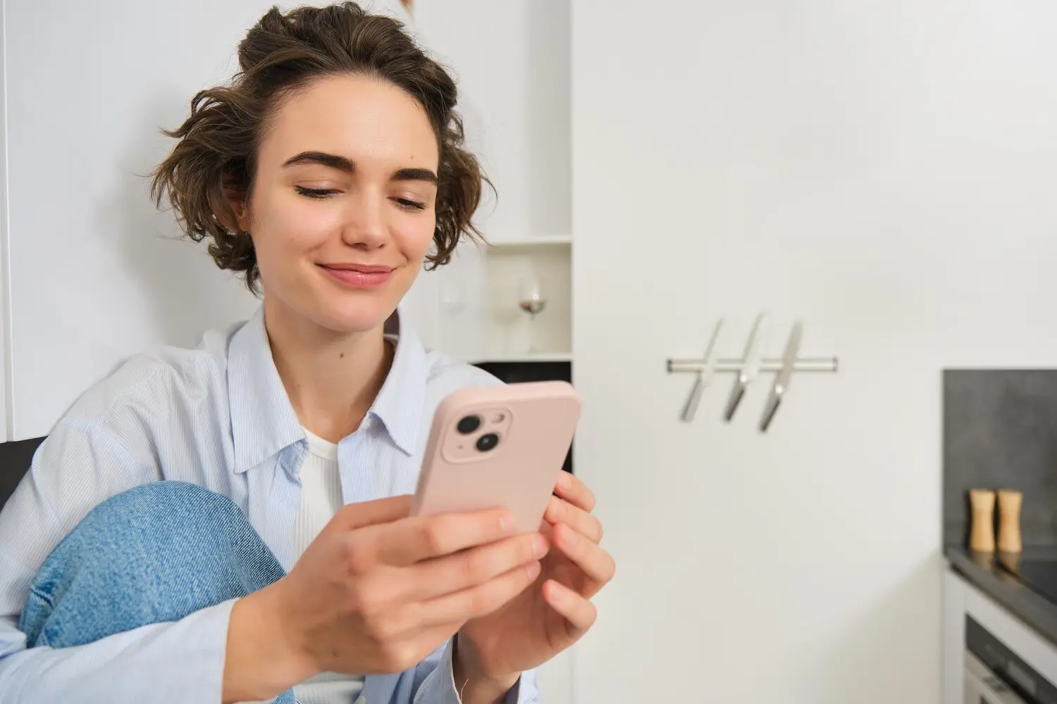 Client using a mobile app to access addiction treatment resources, messaging, and recovery support