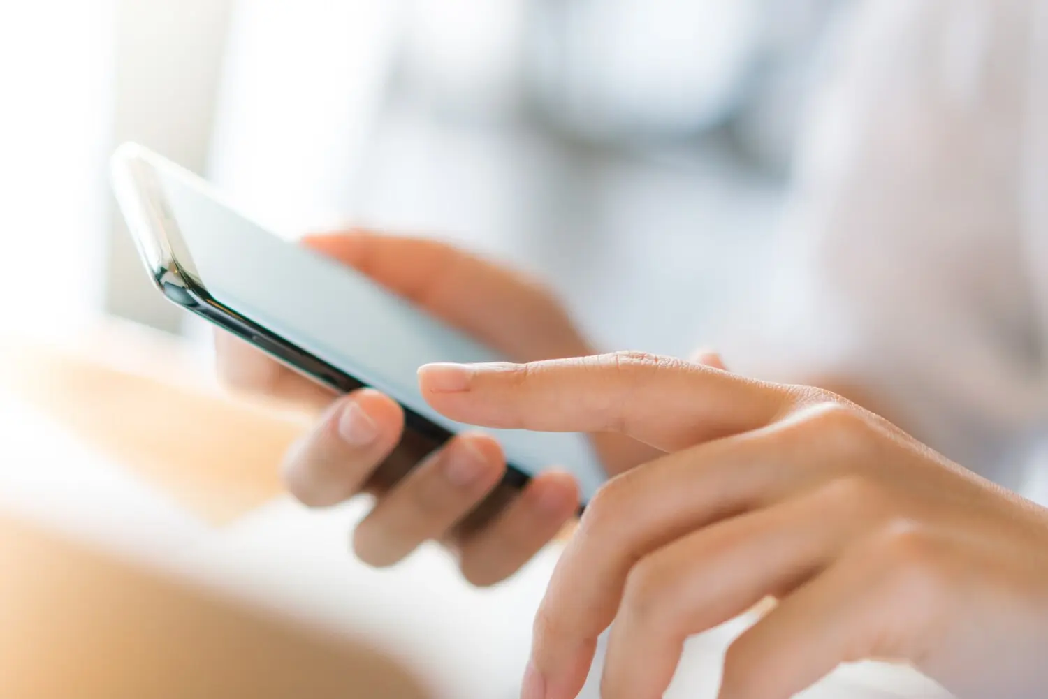  Patient using a mobile engagement app to access IOP resources, reminders, and recovery support.