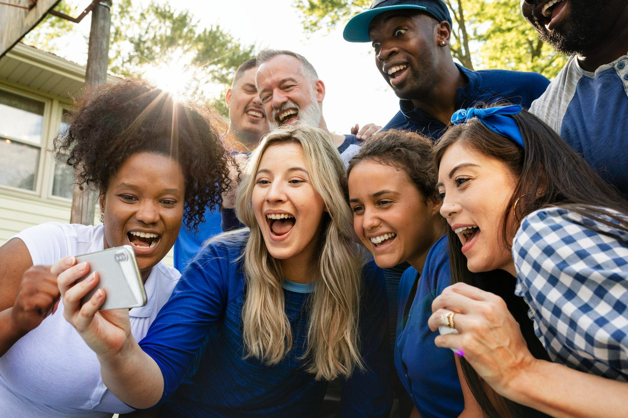 Recovery community members staying connected through a mobile treatment app 