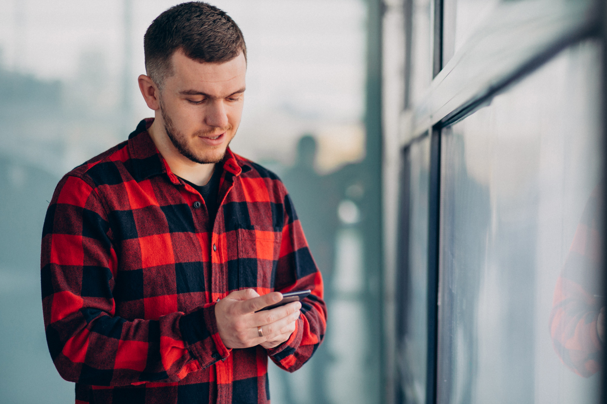 Man using a mobile recovery app to track points, progress, and milestones