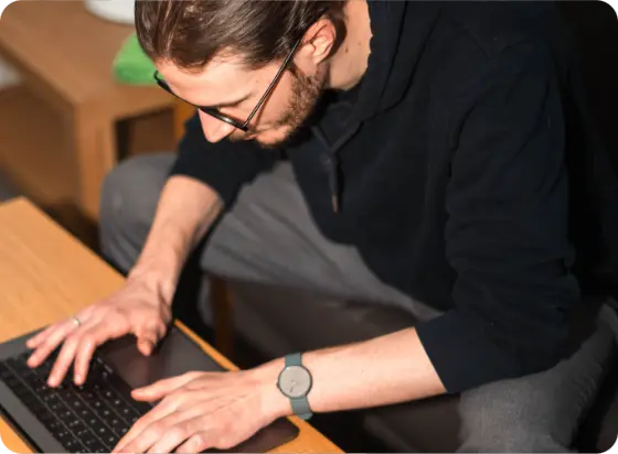 Photo de lucas en train de développer un site web