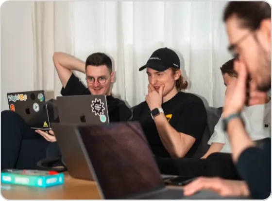 Photo de l'équipe digidop en train de développer sur des macbook