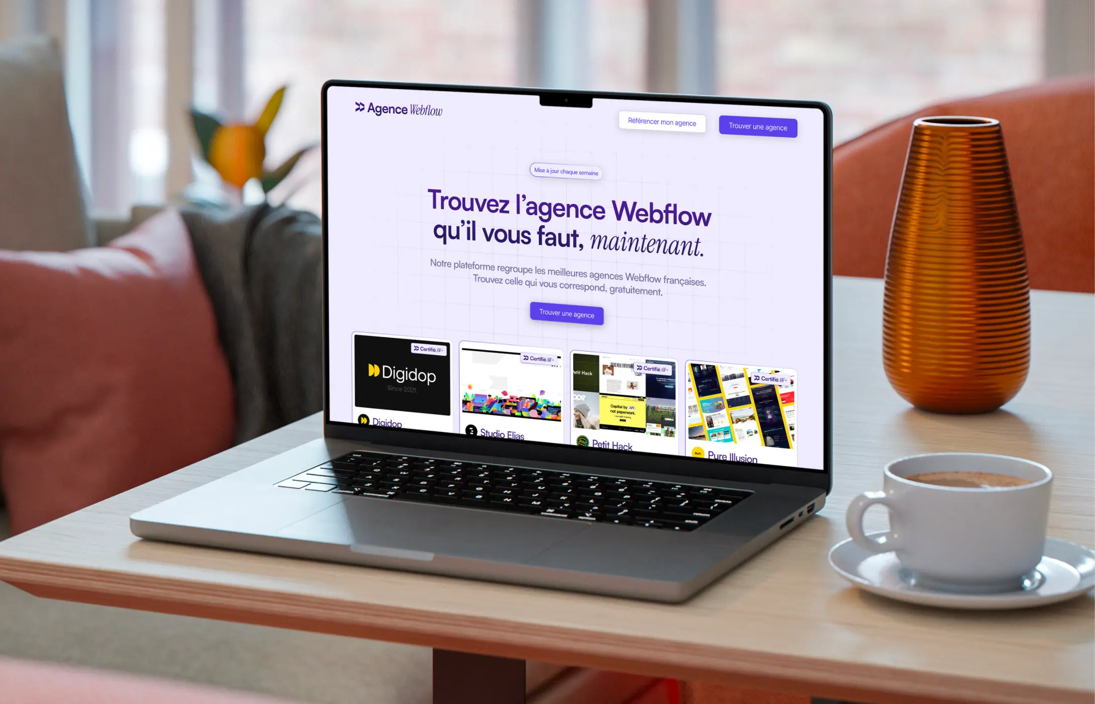 Image d'un ordinateur posé sur un bureau lumineux et épuré.