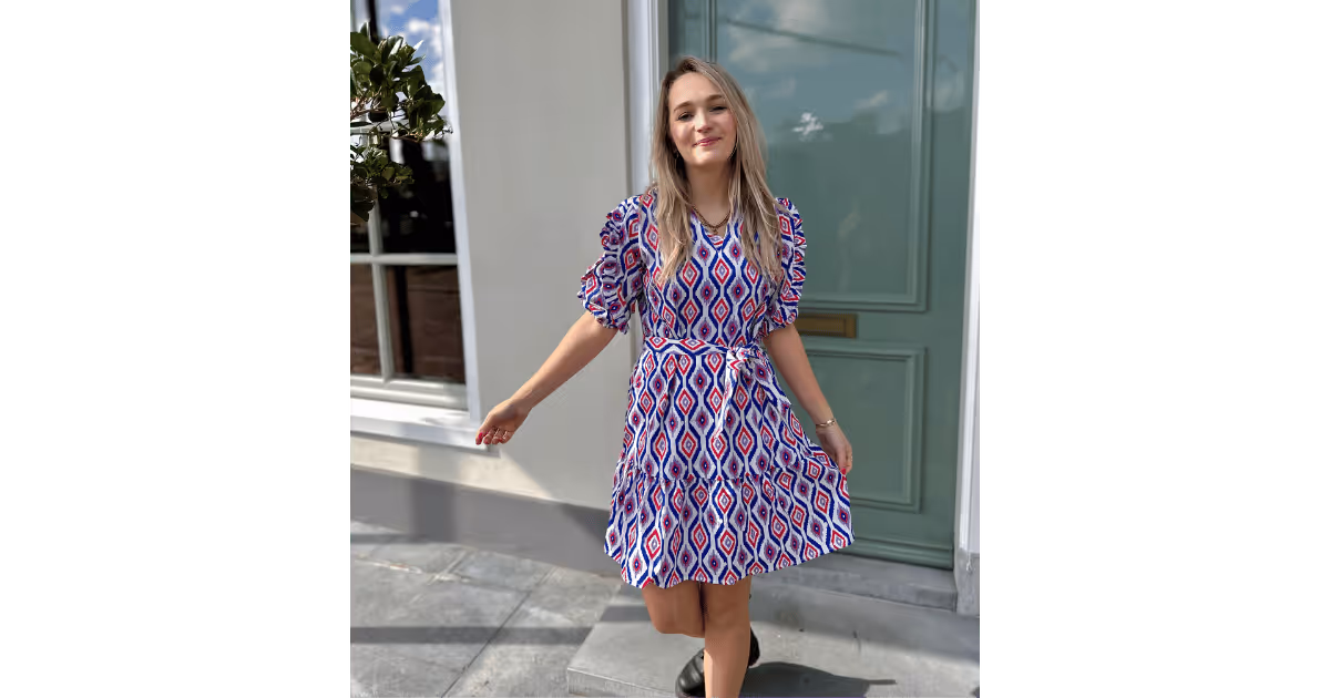 Ballerina’s onder een lange zomerjurk