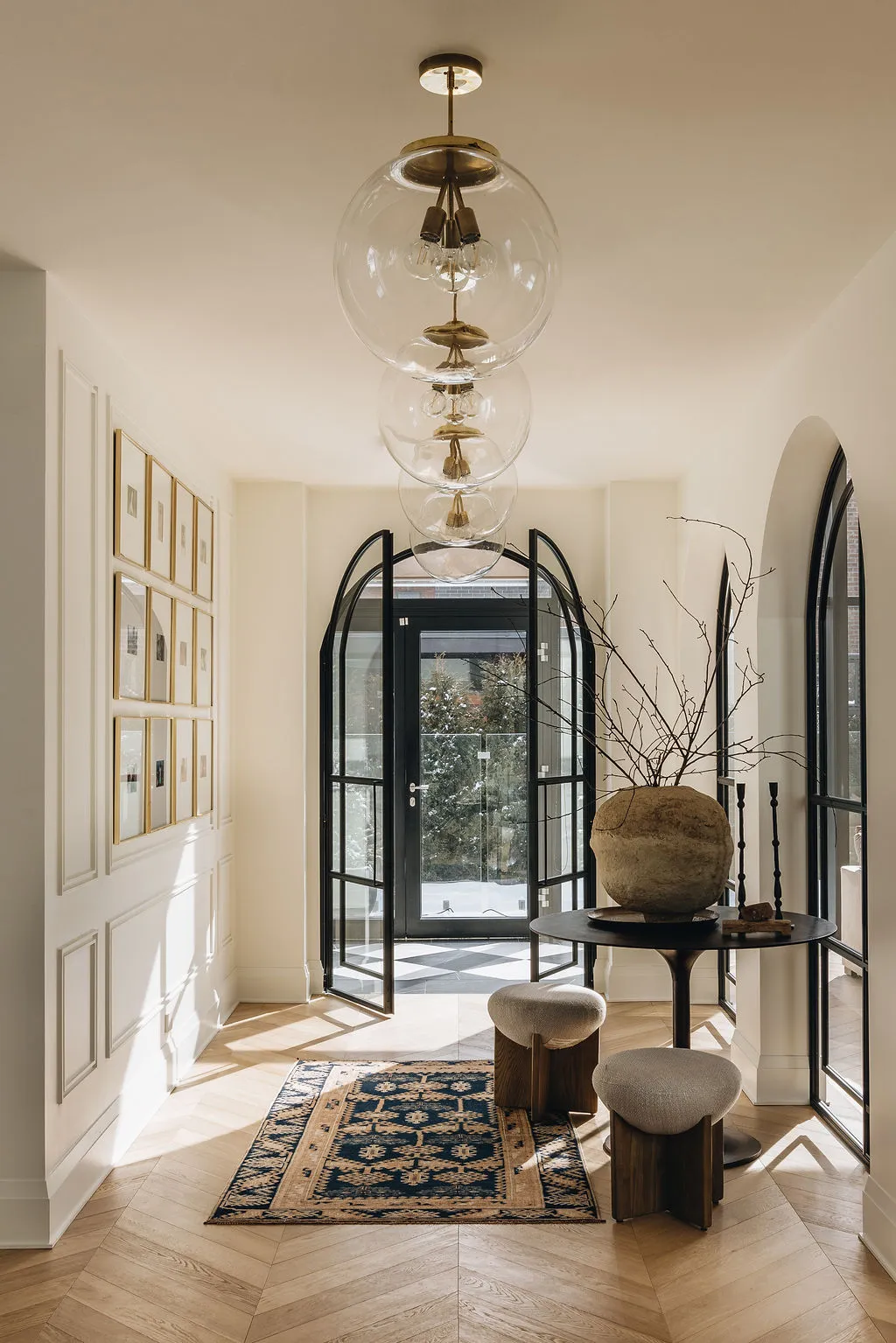 Porte vitrée en arche en acier noir, réalisation de verrière séparation cuisine et salon, projet St-Lambert