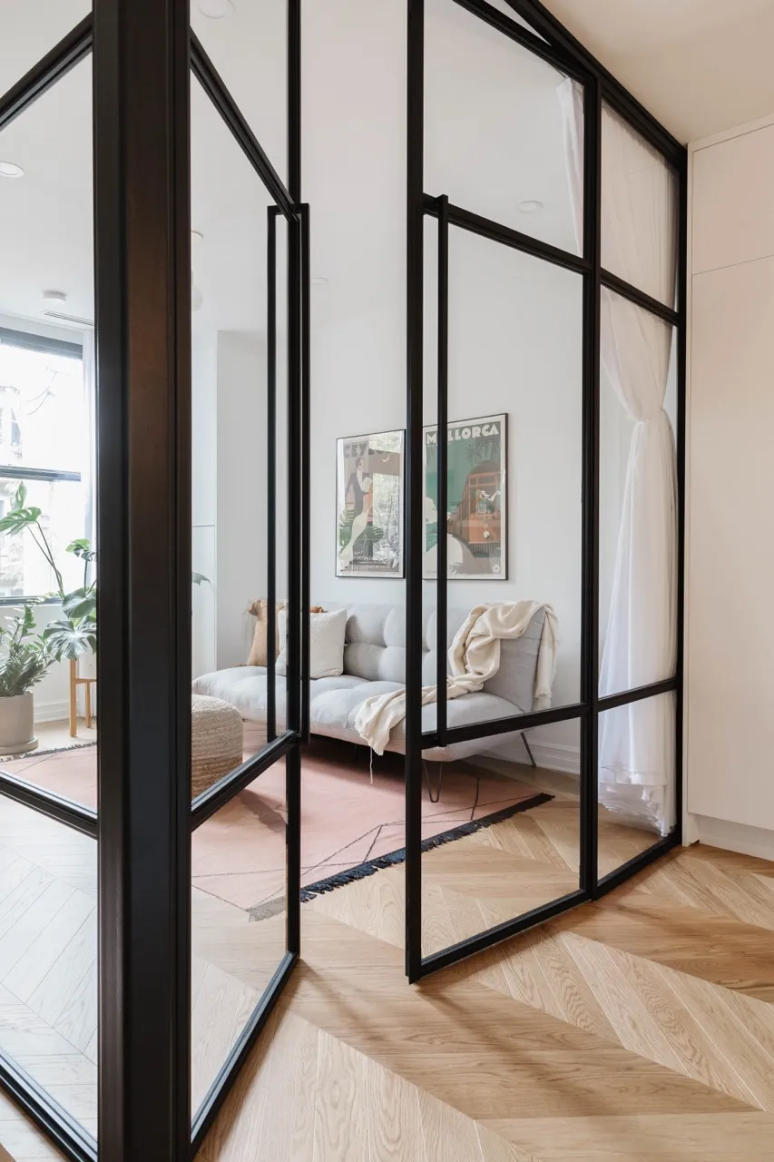 Verrière à portes doubles en acier noir, séparation cuisine et salon, projet Valérie Chevalier