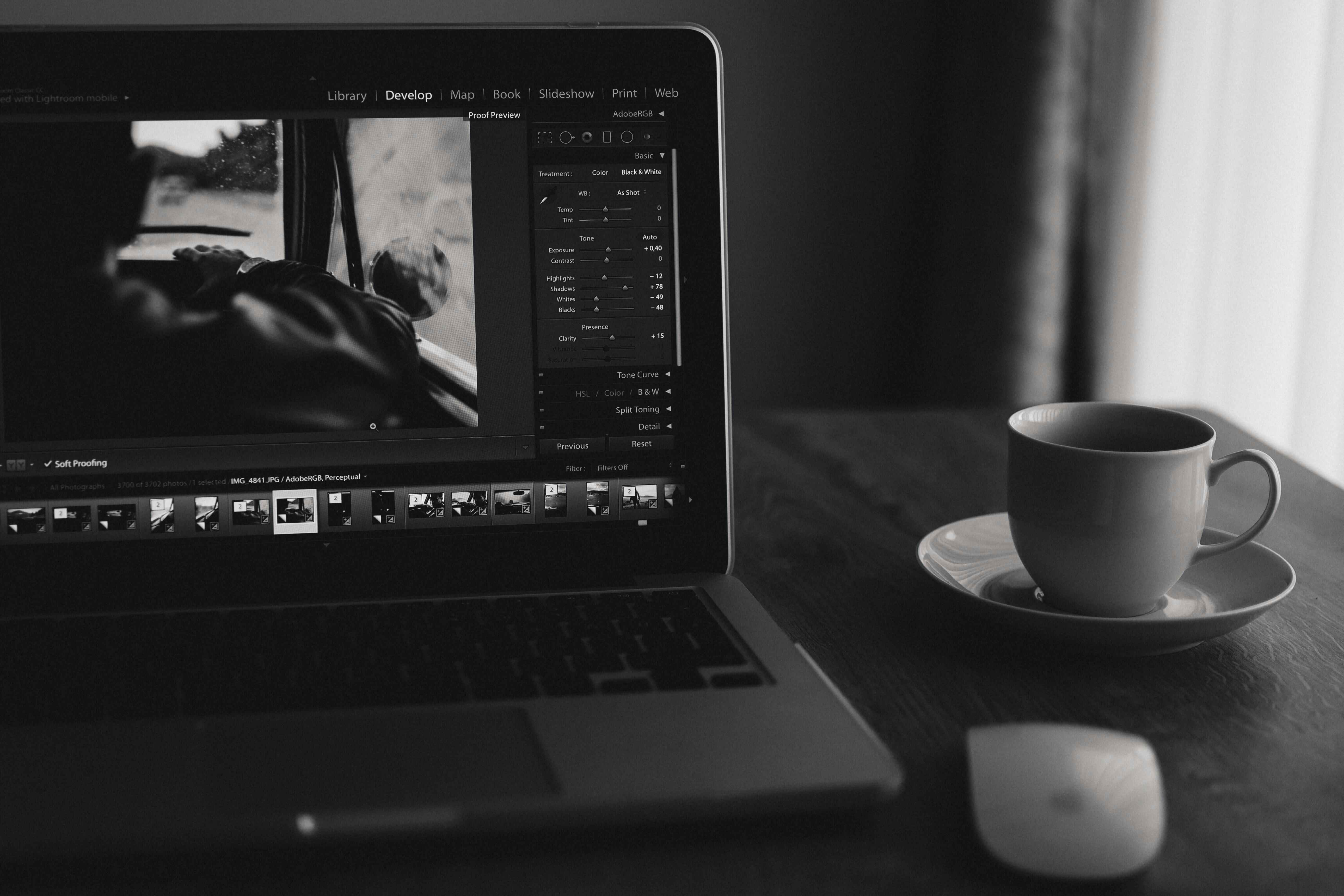 fotografia en blanco y negro de una laptop